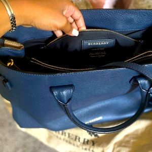 Burberry
Banner Tote Leather and House Check Canvas Large.